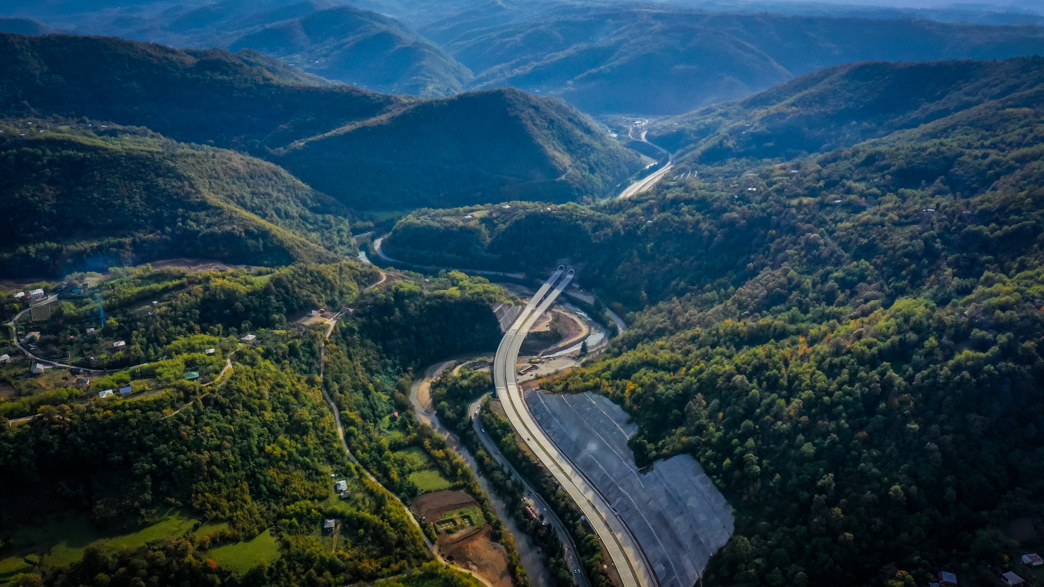 Gürcistan E60 Karayolu 12,2 km uzunluğundaki Khevi-Ubisa Kesimi 28.10.2023 tarihinde resmi törenle trafiğe açılmıştır.